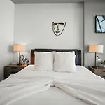 Luxury & Modern Condo In Design District With Pool