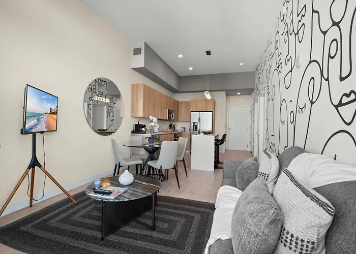 Luxury & Modern Condo In Design District With Pool