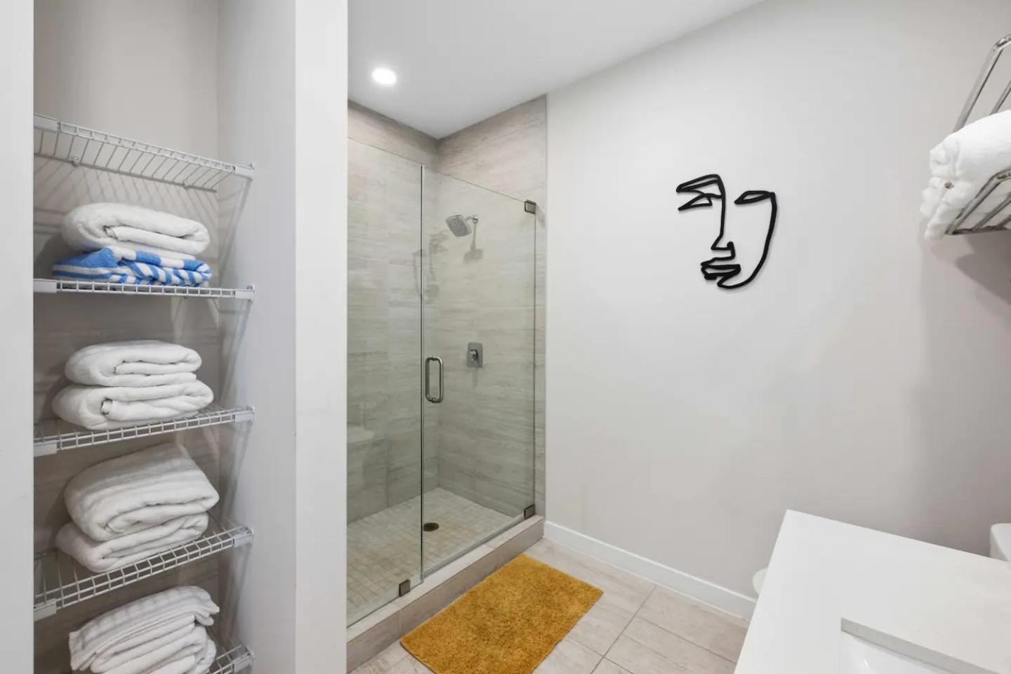 Luxury & Modern In Design District With Pool