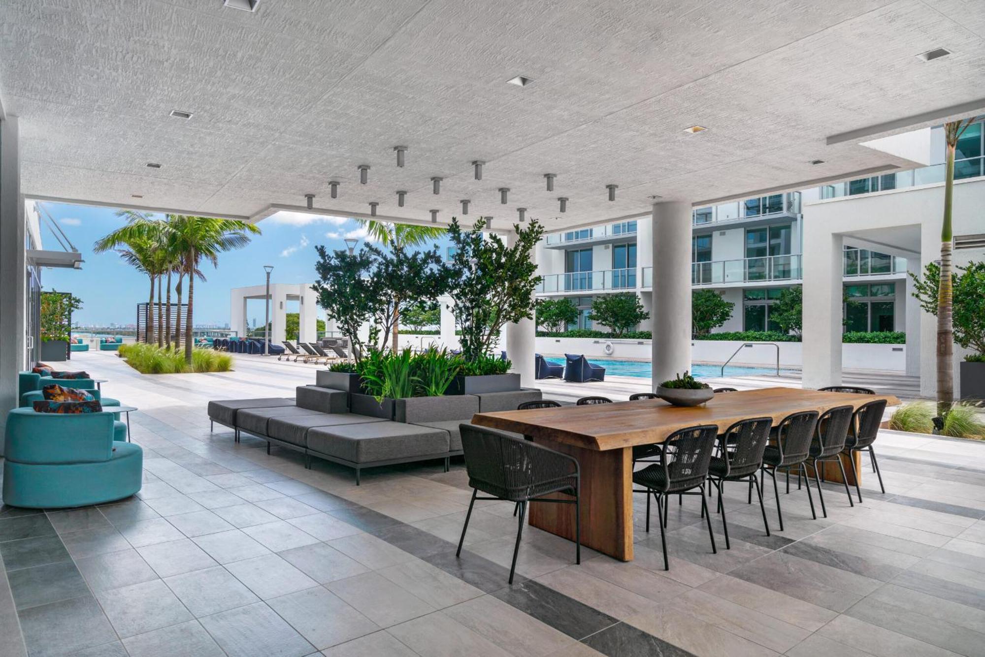 Luxury & Modern In Design District With Pool